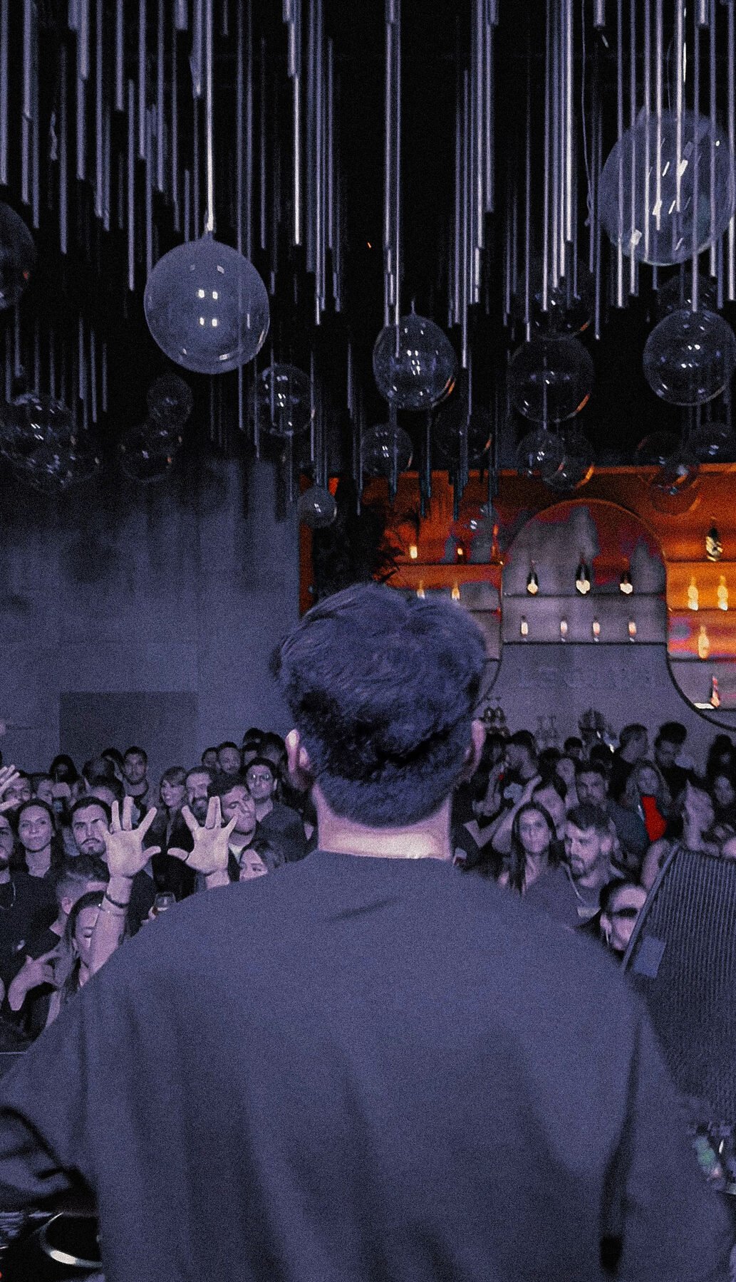 ISAX tocando sob luzes de palco