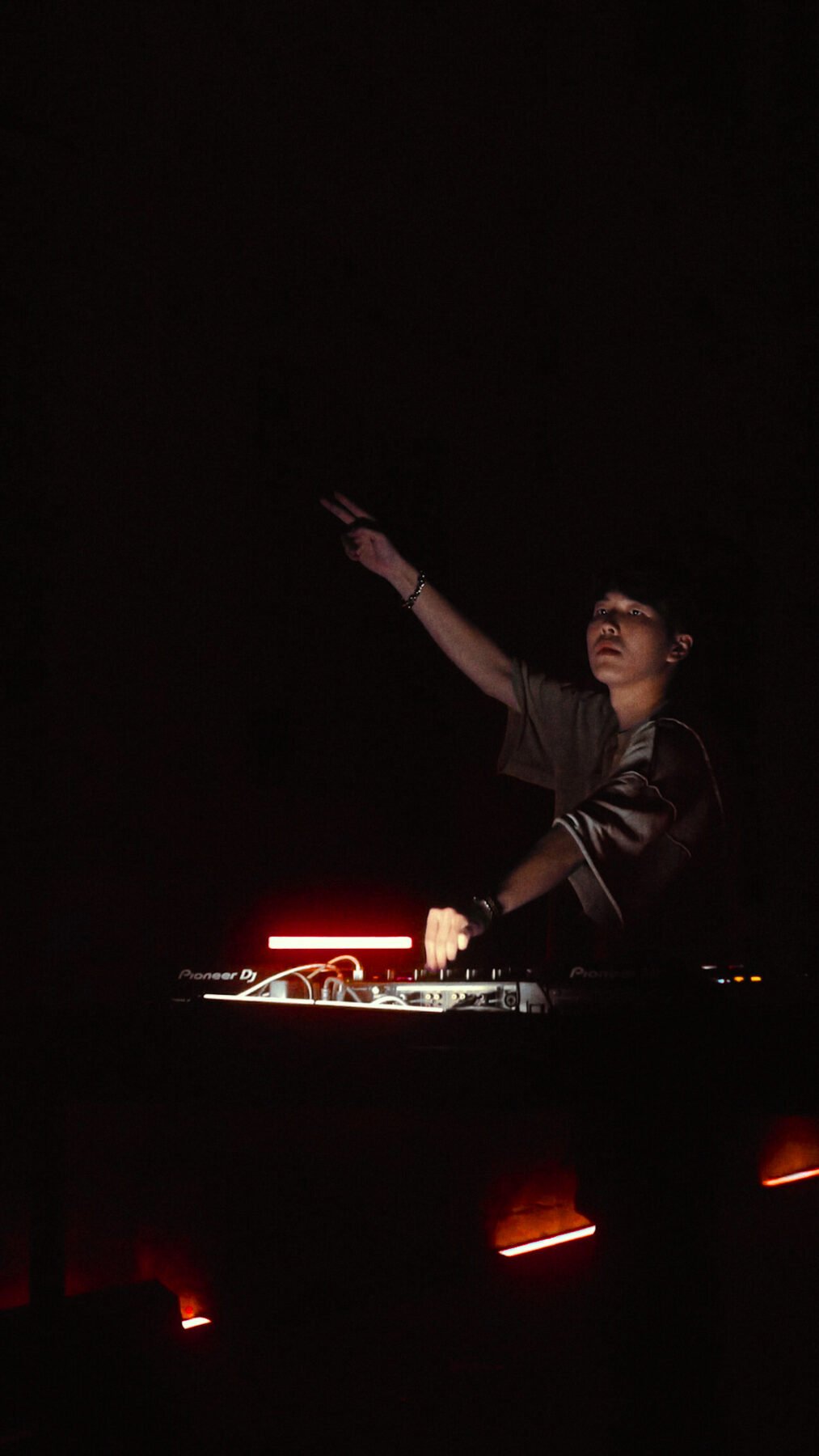 ISAX tocando sob luz neon vermelha