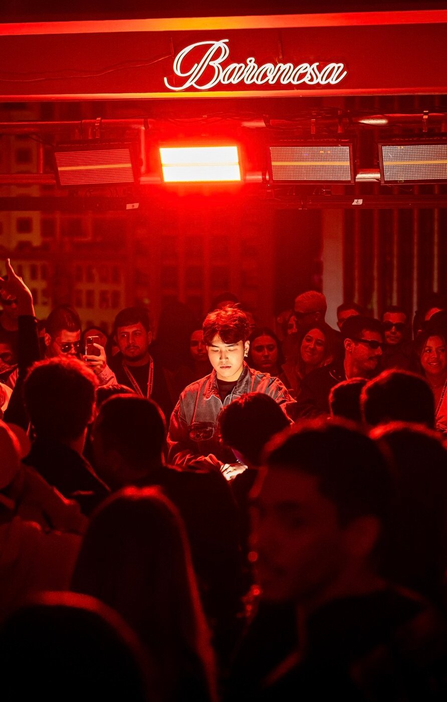 ISAX tocando na Baronesa, meio ao público